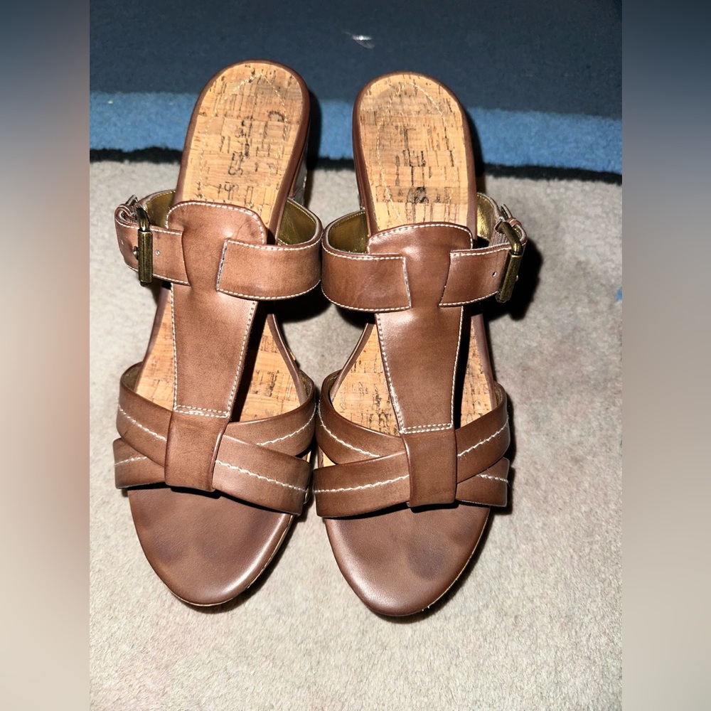 GUESS Woman’s Brown Platform Wedges Size 9 Style Wganslie